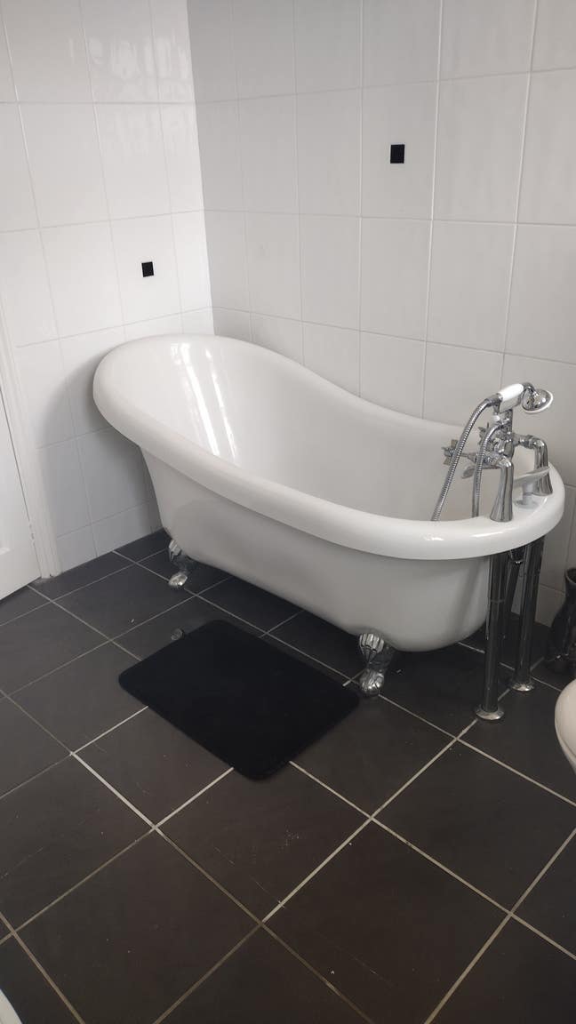 Modern single room for a professional female Main Photo