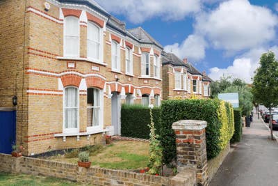 Spacious House with Garden Main Photo
