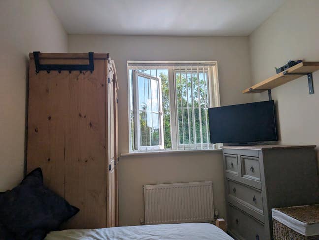 Double room in clean quiet house share near town. Main Photo