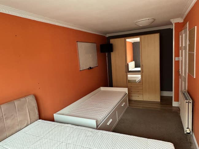 Large Double Room Available in Prime Location Main Photo