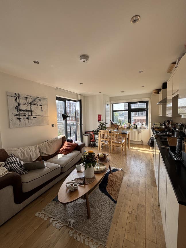 Double Bedroom in a Sunny Hoxton Newbuild Main Photo