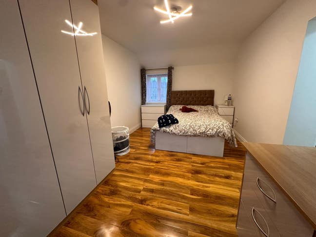 En-suite double bedroom  Main Photo
