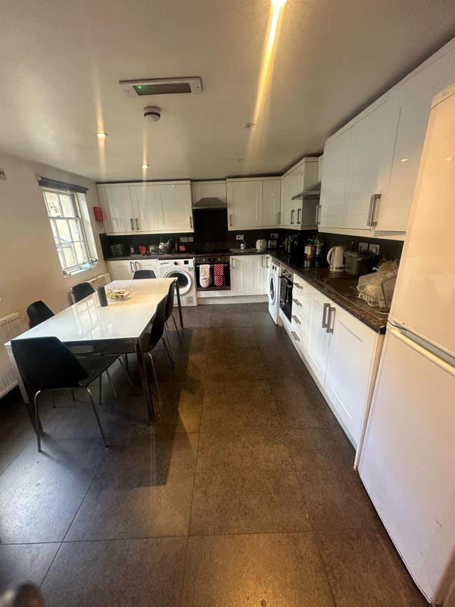 3 bedrooms in large house in Oval Main Photo