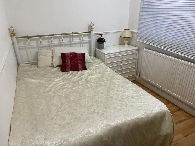 Room to rent in a family home  Main Photo