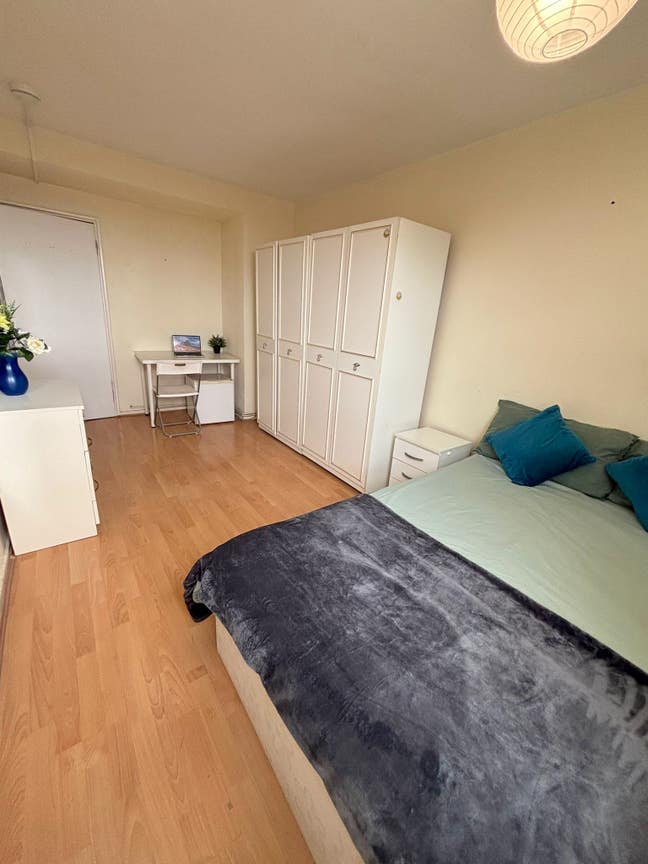Spacious room near Victoria Park Main Photo