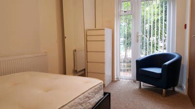 Studio w/ensuite/kitchenette/Parking. nr train st Main Photo