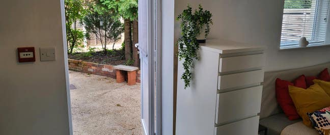 Studio w/ensuite/kitchenette/Parking. nr train st Main Photo