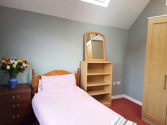 Single room in large Edwardian house near train st Main Photo