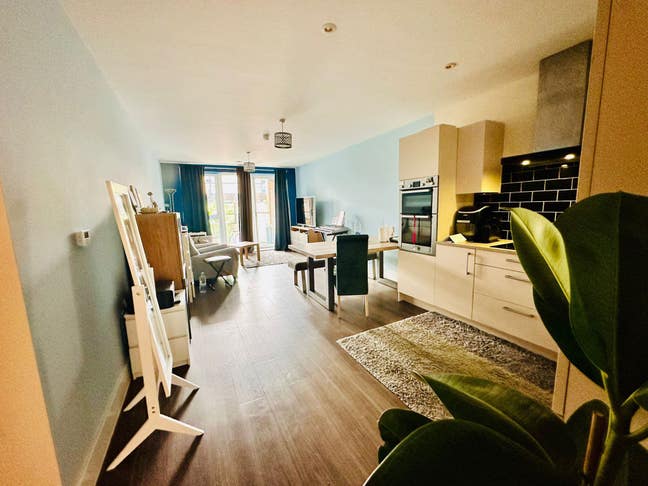 3-bedroom 2-bathroom apartment in Isleworth Main Photo