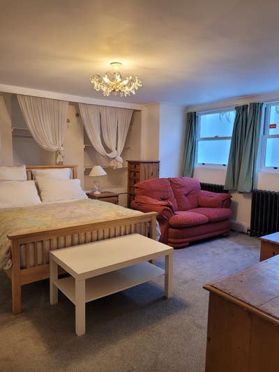 Large Spacious Double in Warm Friendly Home  Main Photo