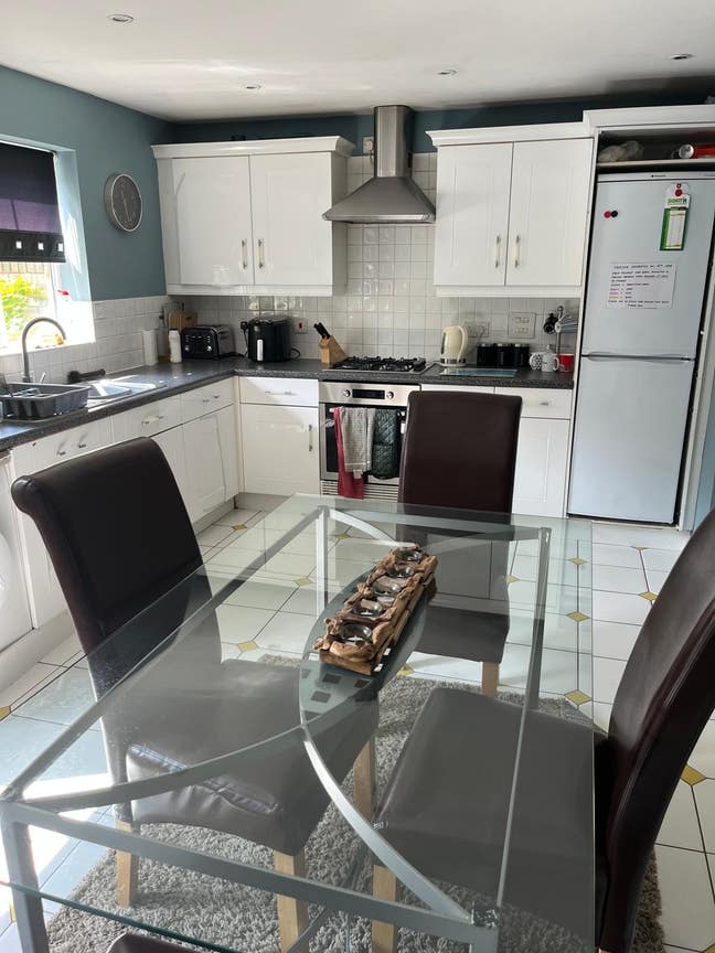 Double Room in a clean professional 3 Storey House Main Photo