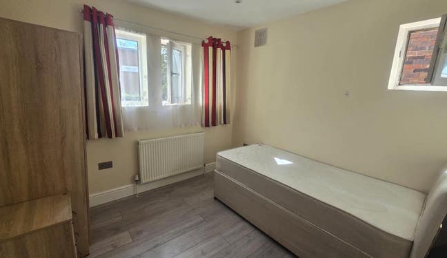 Mid size room in a central town centre location  Main Photo