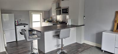 Double bed room for rent in 2 bed apartment  Main Photo