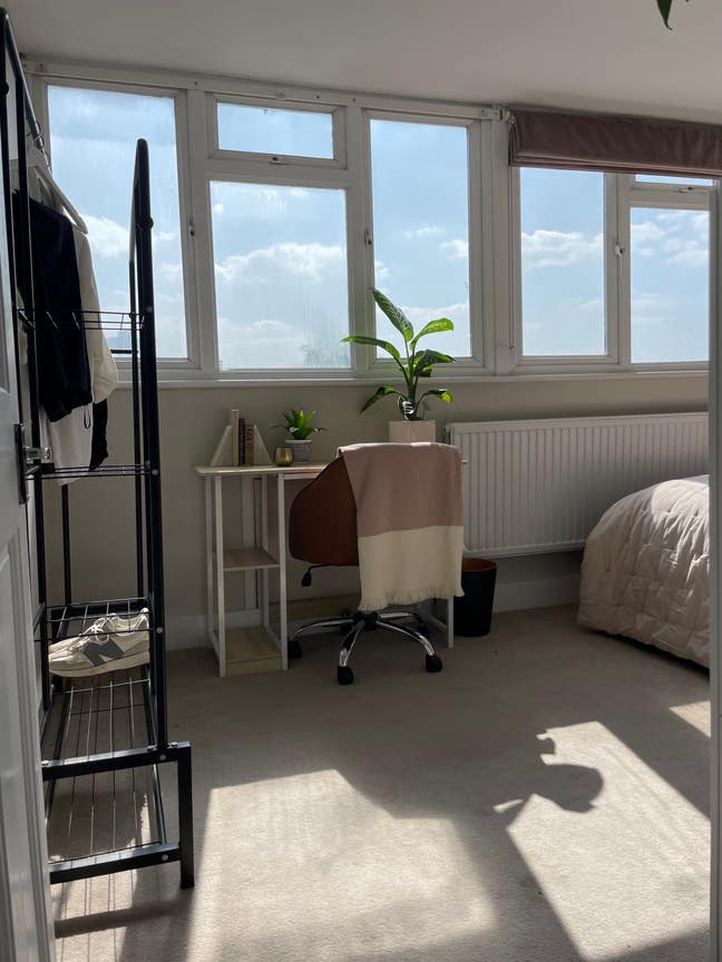Large, bright room in a family home Main Photo