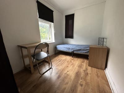 Spacious single room available in a student house Main Photo