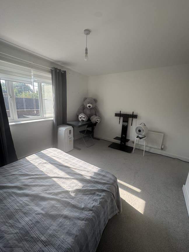 Double room in a 2 bed terraced house Main Photo