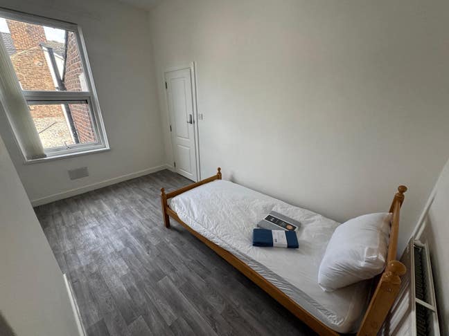 Room let’s bills included  Main Photo