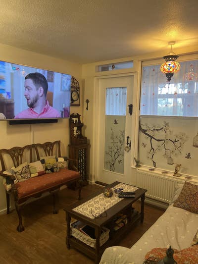 Pretty Room 4 minutes walking from Seven Sisters Main Photo