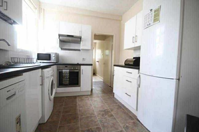 Looking for a roommate  Main Photo