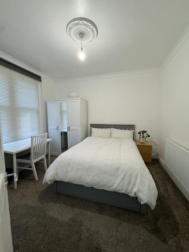 Nice Double Bedroom close to Notts city centre Main Photo
