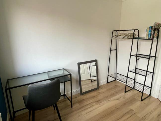 Room available for 1-2 females  Main Photo