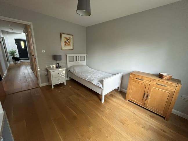 Large Double Room in Friendly Family Home Main Photo