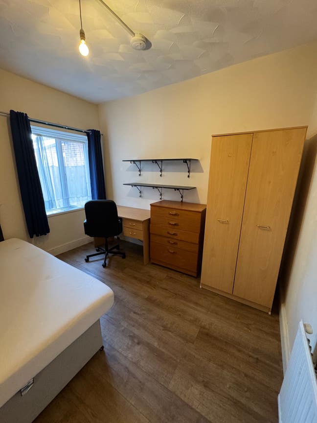Students Only - Double Room - Bills Included Main Photo