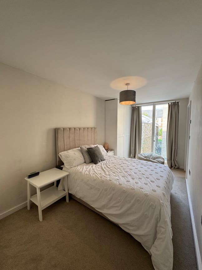 Large Double Room W/ Ensuite – Female preferred  Main Photo