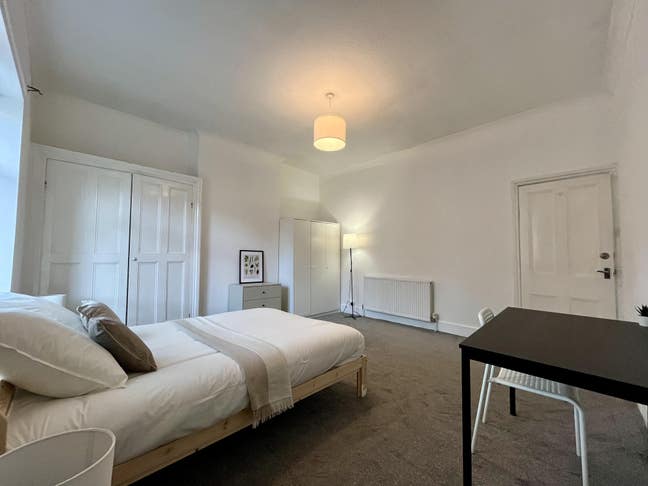 Modern Room | Quiet, Well-Connected Area in Oldham Main Photo