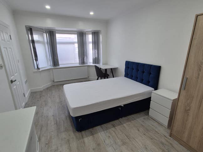 Freshly redecorated en-suite room w kitchenette Main Photo