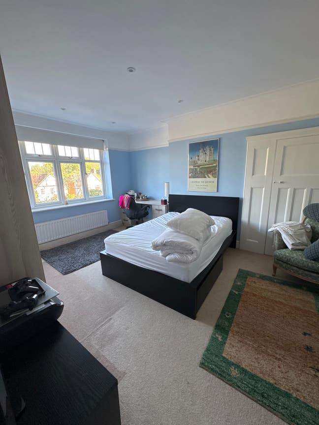 Double room in family home - next to Met line Main Photo