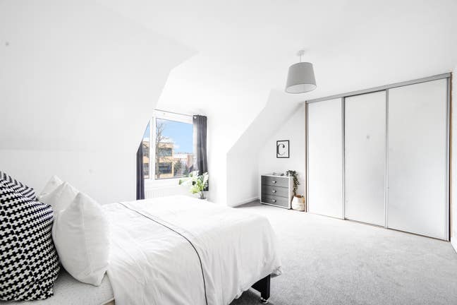 🏡 All female flat close to Elizebeth line 🏡 Main Photo