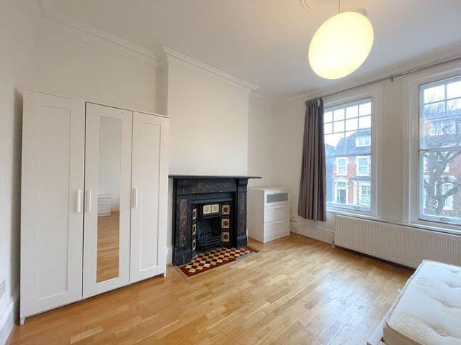 Beautiful Room Availabe in Stunning Garden Home ! Main Photo