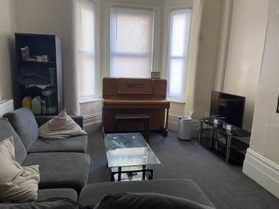 Beautiful attic room - clean, friendly house share Main Photo