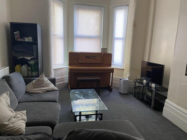 Beautiful attic room - clean, friendly house share Main Photo