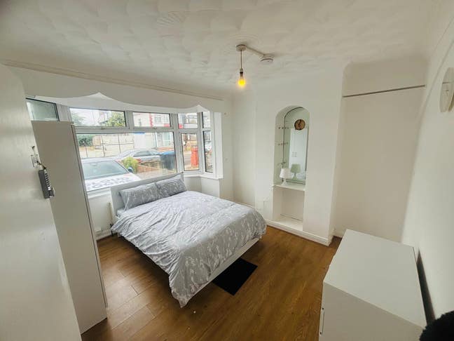 🏠Comfy Double close to Overground Station Main Photo