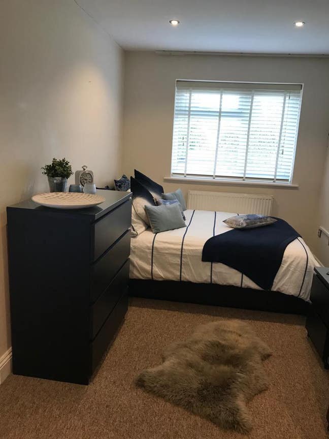 Choice of 2 upstairs rooms in quiet cul de sac Main Photo