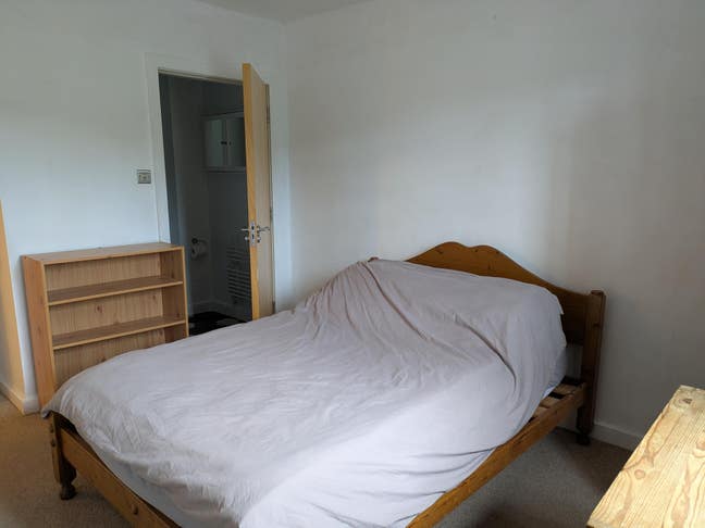 Double room in ground floor flat available  Main Photo