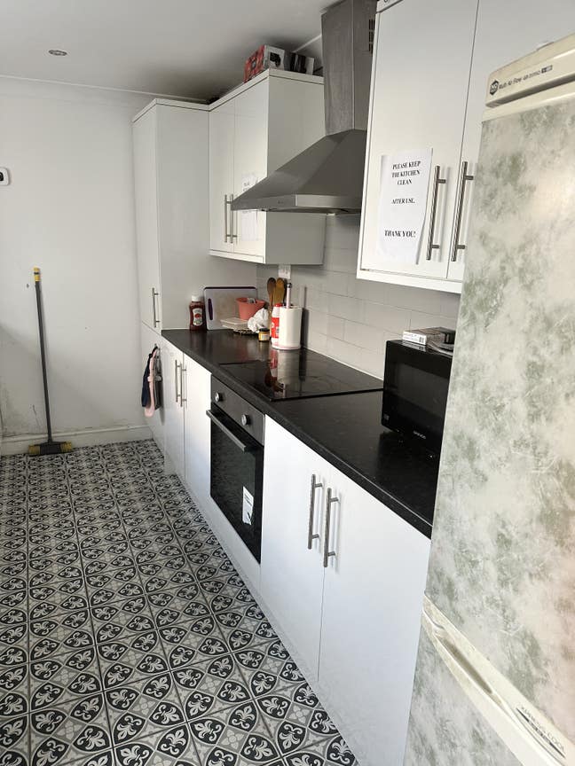 Single room available in a house near Tesco  Main Photo