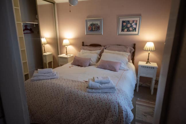 Room available for working professional Mon -Fri Main Photo
