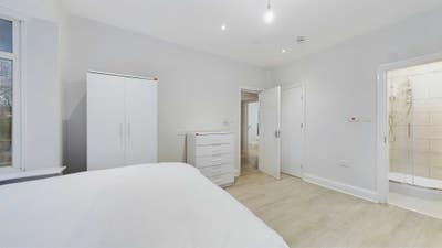 Beautiful En Suite Room Next to Kidbrook  Main Photo