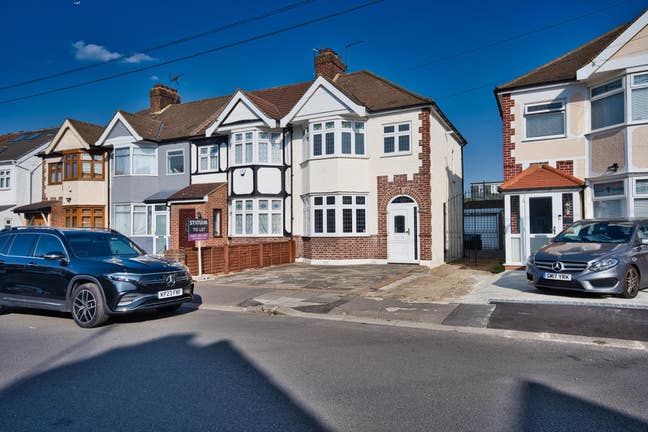 Stunning 3Bed Semi-Detached House in Redbridge RM6 Main Photo