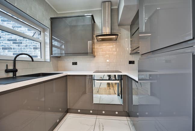 Modern 3 Bed Semi-Detached House in Redbridge RM6 Main Photo
