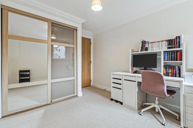 🌟 Spacious Spare Room Available – £700/month - WE Main Photo