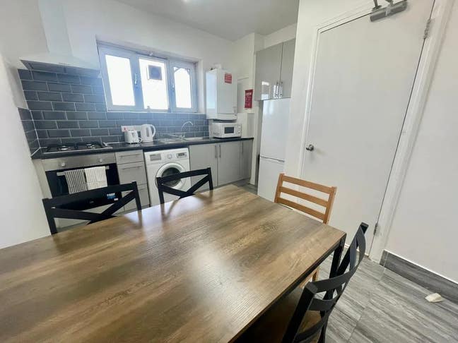 Spacious 3/4-Bedroom Flat Near Euston & UCL Main Photo