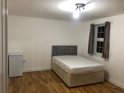 Welcome Students- Hyde Park- Double Bedroom- LS6  Main Photo