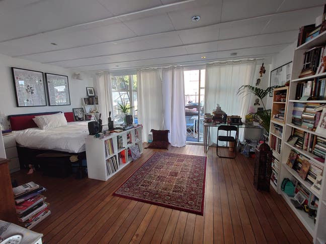 Large, Spacious Room on 2 bedroom Houseboat  Main Photo