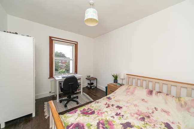 Near Reading Centre: Ideal for Professional Female Main Photo