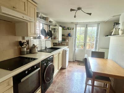 Spacious 2-Bed Ground Floor Flat w/ Garden Main Photo