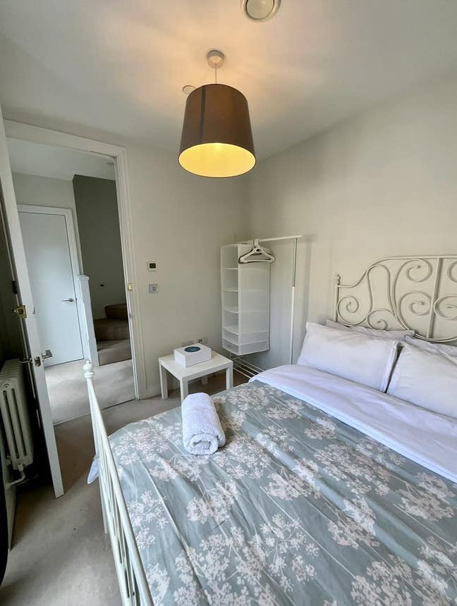 Bright Single Room – Opposite Twickenham Station  Main Photo